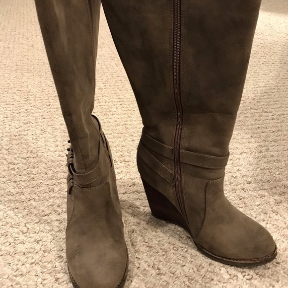 Very Volatile Women’s Wedge Boots - Picture 4 of 10